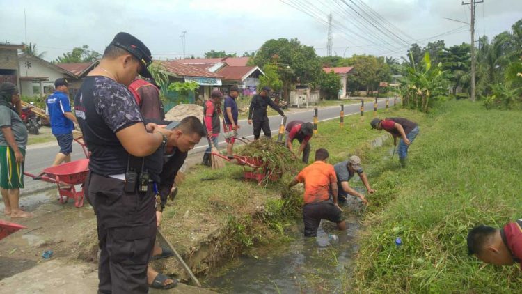 Wujudkan Lingkungan Bersih, Lapas Labuhan Ruku Gelar Gotong Royong Bersama Warga Binaan